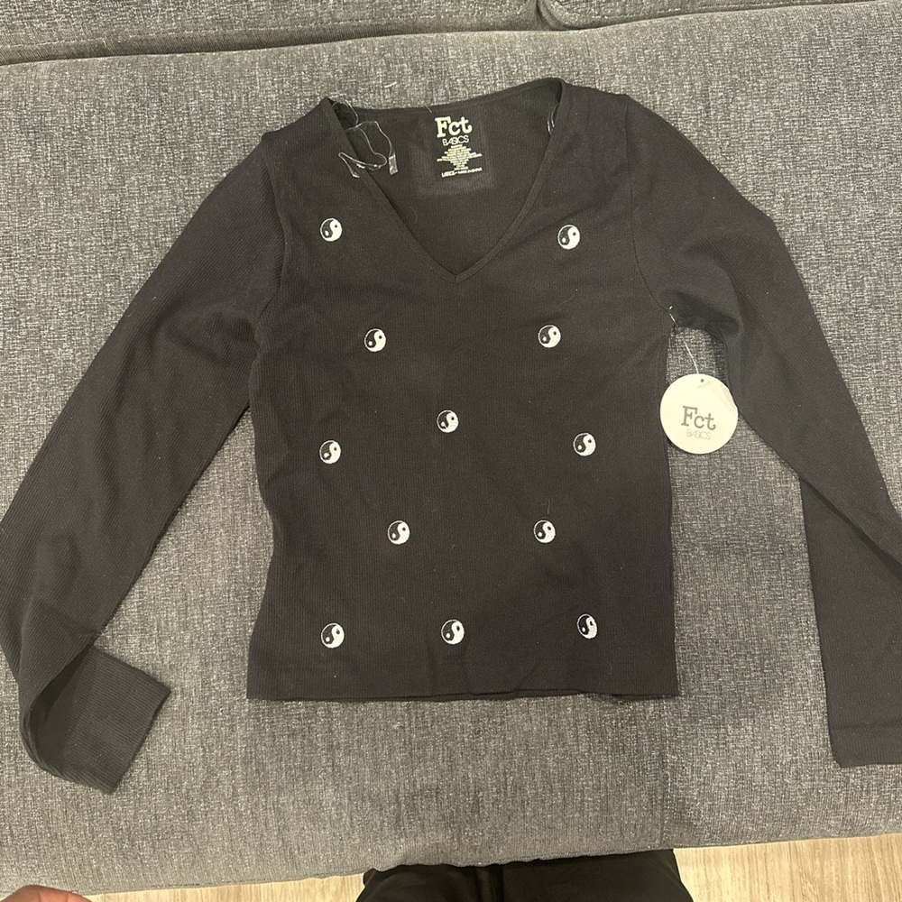 Black long sleeve 
Ying Yang design 
Size large
New with tag